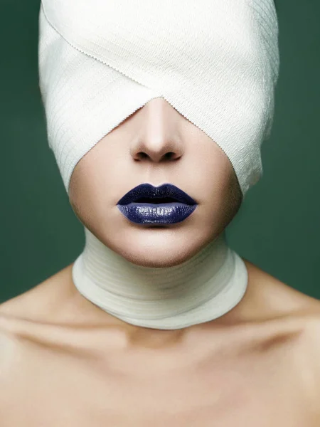 Menina Máscara Glamourosa Para Halloween Rosto Feminino Envolto Bandagem Mulher — Fotografia de Stock