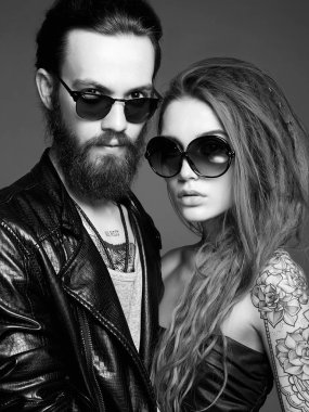 güzel çift güneş gözlüğü içinde moda. sakallı adam ve dövmeli kız güzellik
