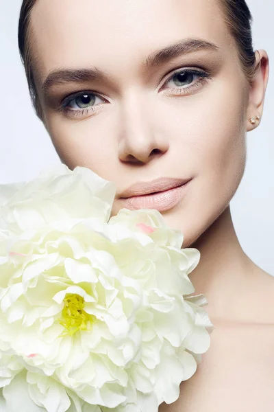 花と美しい若い女性 美しさの少女と白牡丹の花 — ストック写真