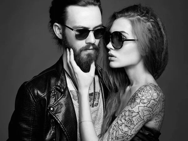 Mode Beau Couple Dans Les Lunettes Soleil Barbu Hipster Garçon — Photo