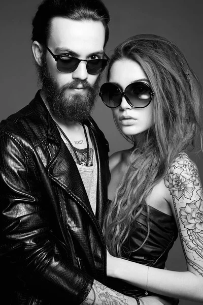 Mode Schönes Paar Sonnenbrille Und Leder Bärtiger Hipsterjunge Und Schönheitsmädchen — Stockfoto