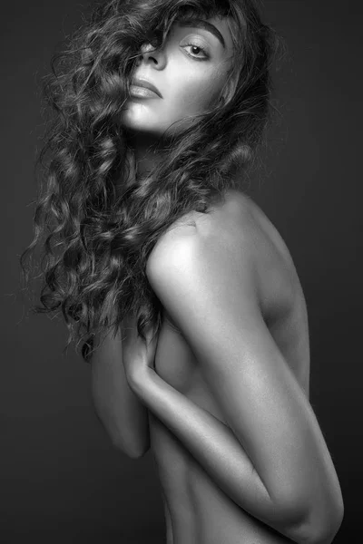 Zwart Wit Foto Naakt Meisje Met Krullend Haar Naakt Sexy — Stockfoto