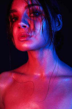 Bir kızın yüzü parlak renk. Gökkuşağı renkli parlak ışıklar Studio kadında. Sanat tasarım, renkli kız saç ıslak.
