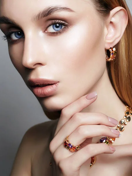 Joyas Oro Hermosa Chica Mujer Rubia Joven Con Maquillaje Joyas — Foto de Stock