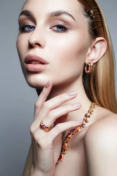 Joyas Oro Hermosa Chica Mujer Rubia Joven Con Maquillaje Joyas — Foto de Stock