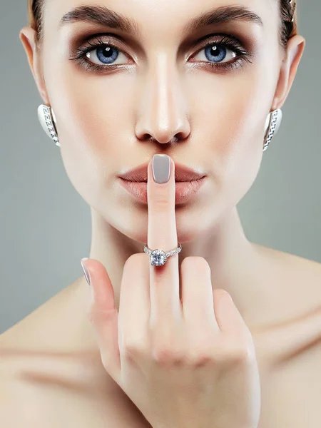 結婚指輪で指を見せる美しい女の子 化粧品や宝石のアクセサリーを持つ若いブロンドの女性 美人画 — ストック写真
