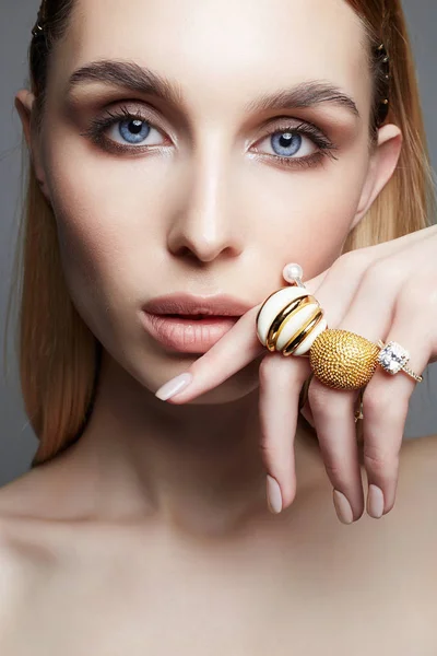 반지입니다 아름다움과 화장입니다 — 스톡 사진
