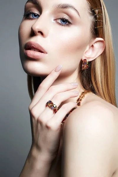 Young Blonde Woman Make Jewellery Accessories Gold Jewelry Beautiful Girl — Stock Photo, Image