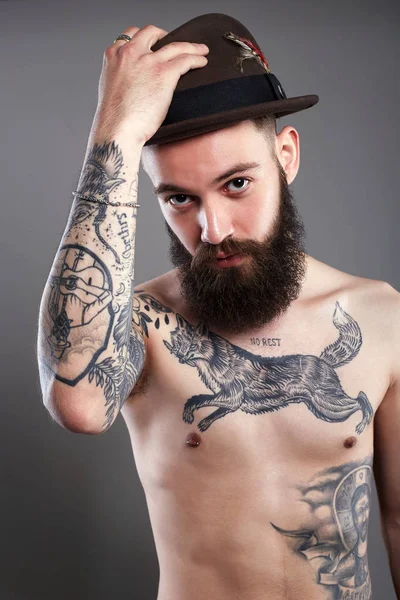 Homem Barbudo Bonito Chapéu Menino Com Corpo Tatuagem — Fotografia de Stock