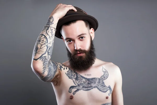 Przystojny Brodaty Mężczyzna Kapeluszu Hipster Chłopiec Tatuaż Ciało — Zdjęcie stockowe