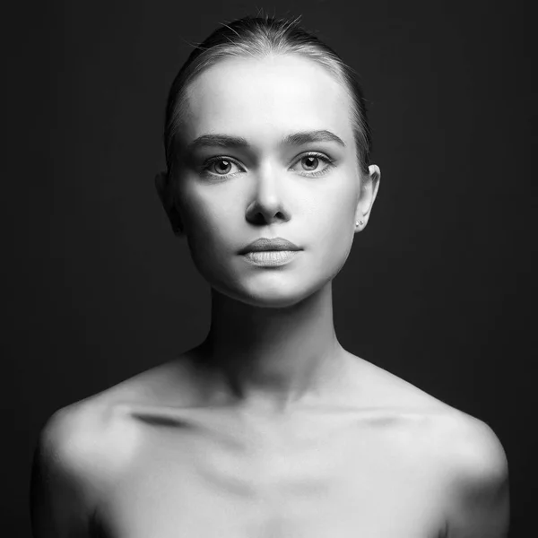 美しい少女の肖像画 裸のメイクアップ美容若い女性 — ストック写真
