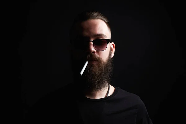 Hipster Boy Avec Cigarette Beau Brutal Barbu Fumeur Homme Lunettes — Photo