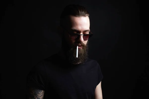 Rapaz Hipster Com Cigarro Bonito Brutal Barbudo Fumante Homem Óculos — Fotografia de Stock