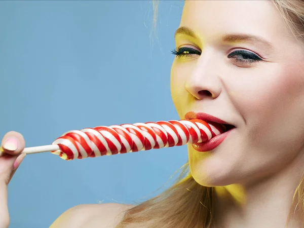 Lábios Vermelhos Bela Mulher Sorridente Com Doces Engraçado Loira Menina — Fotografia de Stock