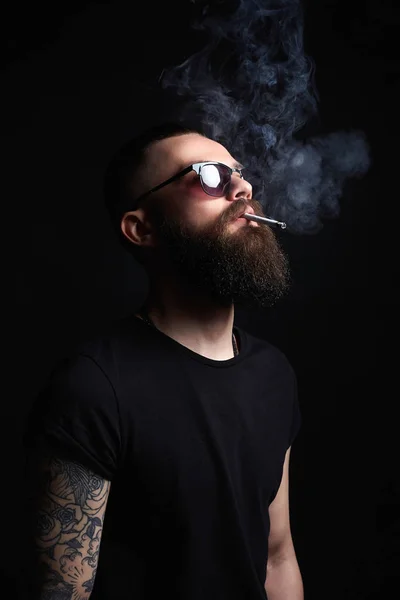 Brutal Barbu Fumeur Dans Des Lunettes Soleil Hipster Garçon Tatoué — Photo