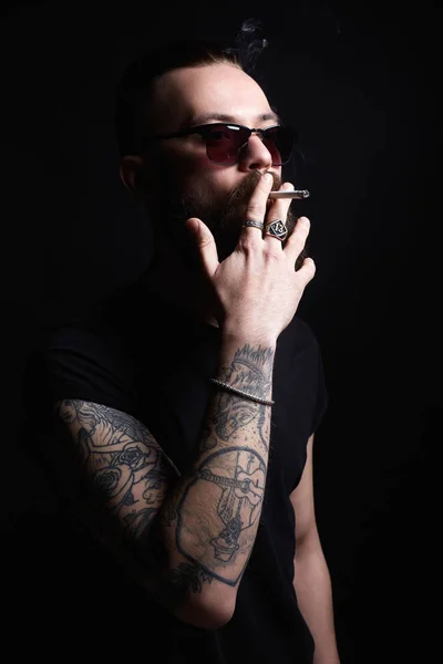 Homem Fumante Barbudo Bruto Com Óculos Sol Hipster Rapaz Tatuado — Fotografia de Stock