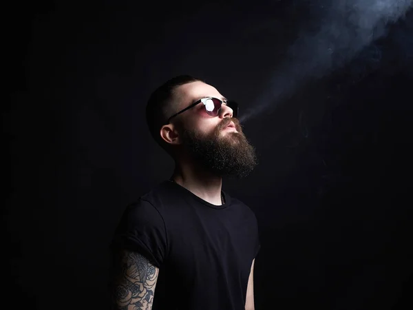 Brutale Bebaarde Man Zonnebril Hipster Tattoed Jongen — Stockfoto