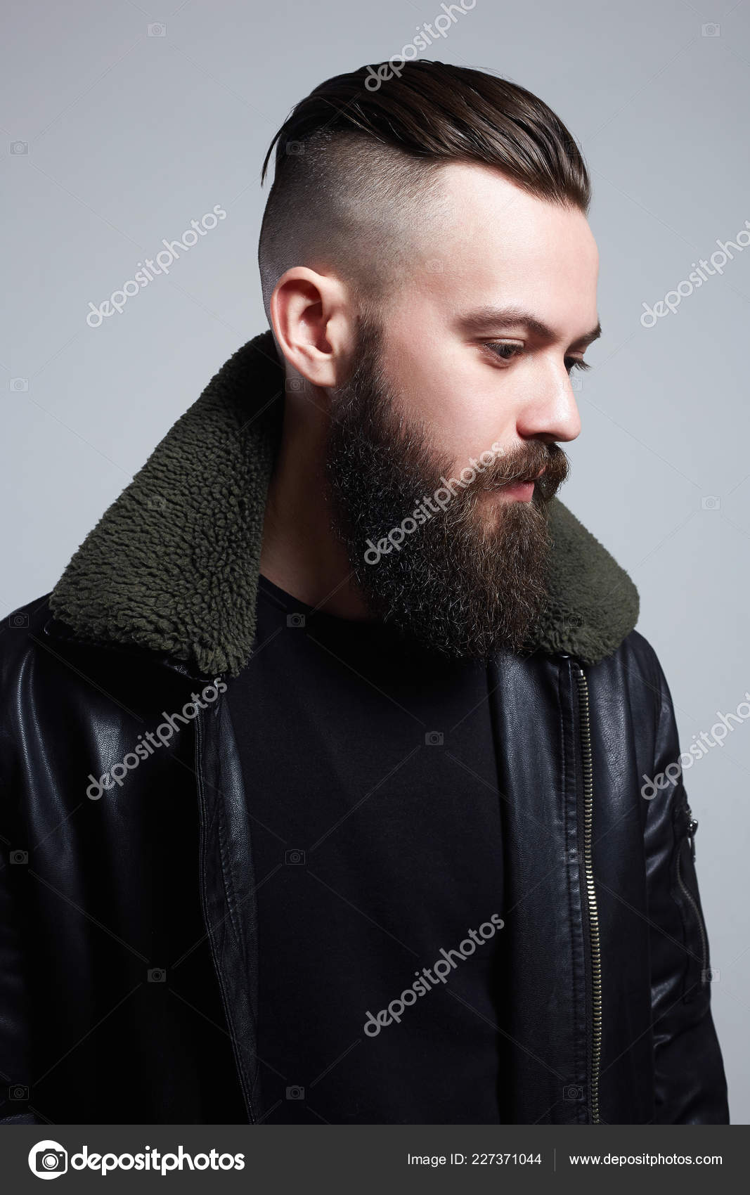 Bonito Homem Barbudo Hipster Com Corte De Cabelo Elegante E Barba