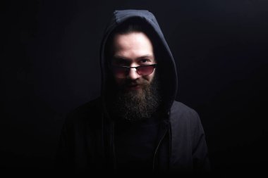 Gülümseyen adam başlıklı sakallı. Çocuk başlık altında gözlük.