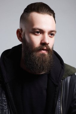 Şık saç kesimi olan adam. sakallı yakışıklı çocuk. Vintage deri havacı paltolu acımasız sakallı hippi. Kuaför Salonu