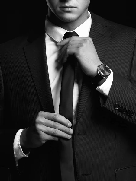 Geschäftsmann Justiert Seine Krawatte Schwarz Weiß Porträt Eines Mannes Anzug — Stockfoto