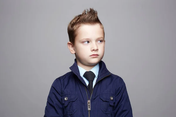 Retrato infantil de peinado de moda en corbata —  Fotos de Stock