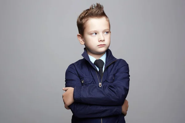 Moda penteado criança retrato em gravata — Fotografia de Stock