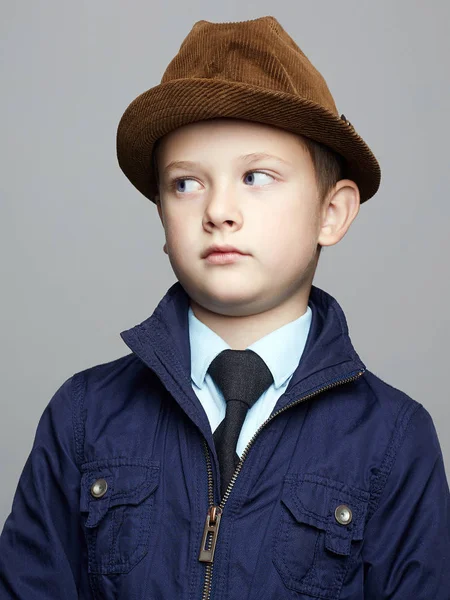 Pequeno rapaz na moda em chapéu. retrato de criança de moda . — Fotografia de Stock