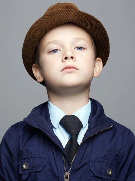 时髦的小男孩在帽子。时尚的孩子 — 图库照片