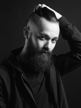 Şık şık saç kesimi olan adam. yakışıklı çocuk, Brutal hipster sakallı. Kuaför Salonu