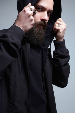 Yakışıklı siyah başlık altında sakallı. Şık model çocuk. Moda portre