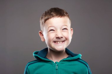 Komik çocuk. küçük çocuk. çirkin yüz buruşturma çocuk. portre kadar kapatın
