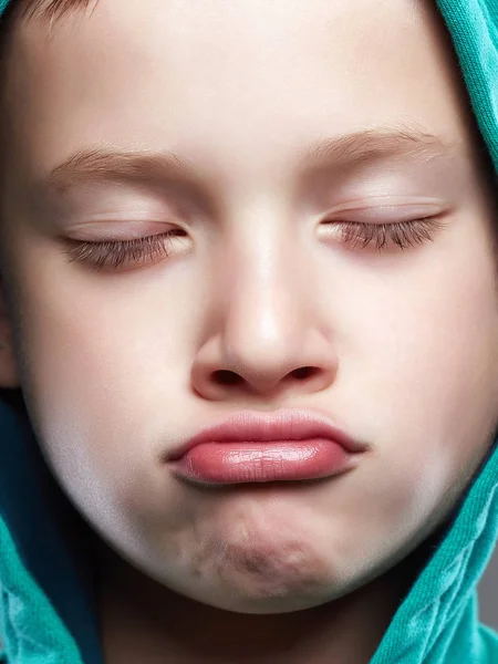 Grappige Jongen Kap Grappige Jongen Grappige Grimas Emotie Kind — Stockfoto