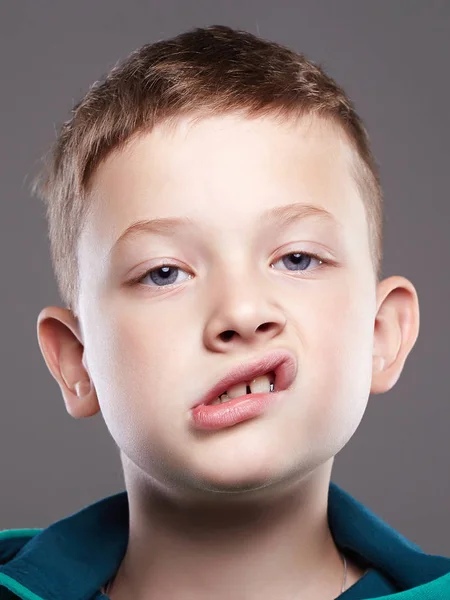 フードに変な少年 面白い子供 面白い顔をしかめる感情子 — ストック写真