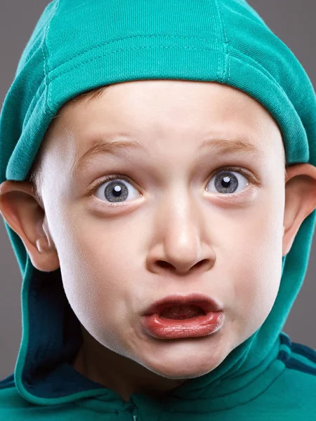 Rapaz Engraçado Hood Miúdo Engraçado Engraçada Grimace Emoção Criança — Fotografia de Stock