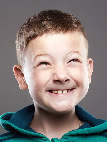 面白い子供 少し笑みを浮かべて少年 顔をしかめる子 クローズ アップの肖像画 — ストック写真