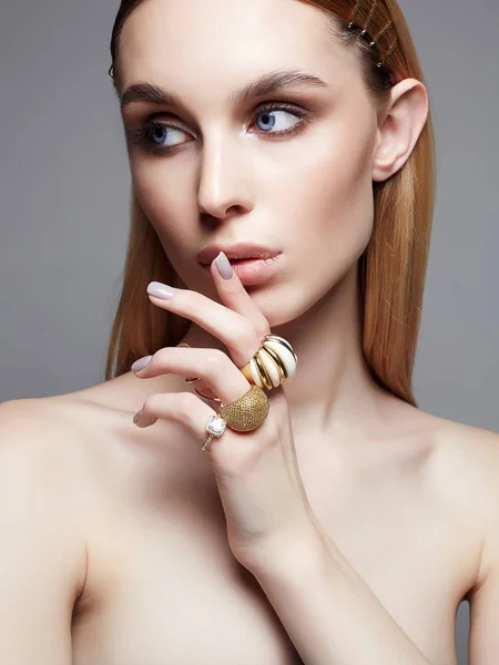Biżuteria Piękną Dziewczynę Niebieskimi Oczami Młoda Blondynka Akcesoria Makijażu Biżuterię — Zdjęcie stockowe