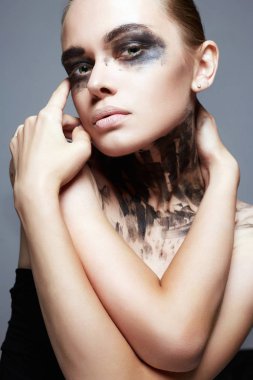 Paint yüz olan güzel kadın. Cadılar Bayramı stil kirli makyaj kız siyah boya