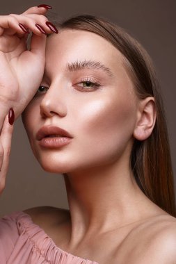 Güzel kadın. kalıcı makyaj ile şehvetli modeli kız. Güzellik moda portre