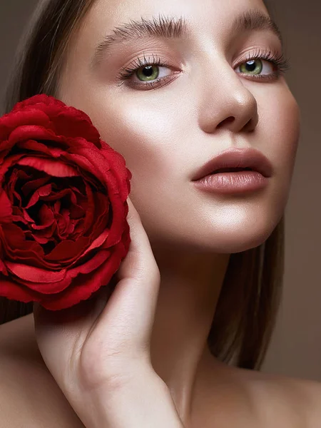 Hermosa Joven Con Flor Chica Encantadora Con Maquillaje Belleza Rose — Foto de Stock