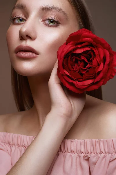 花を持つ美しい若い女性 美容化粧とローズと素敵な女の子 美人画 ぬれたメイク — ストック写真