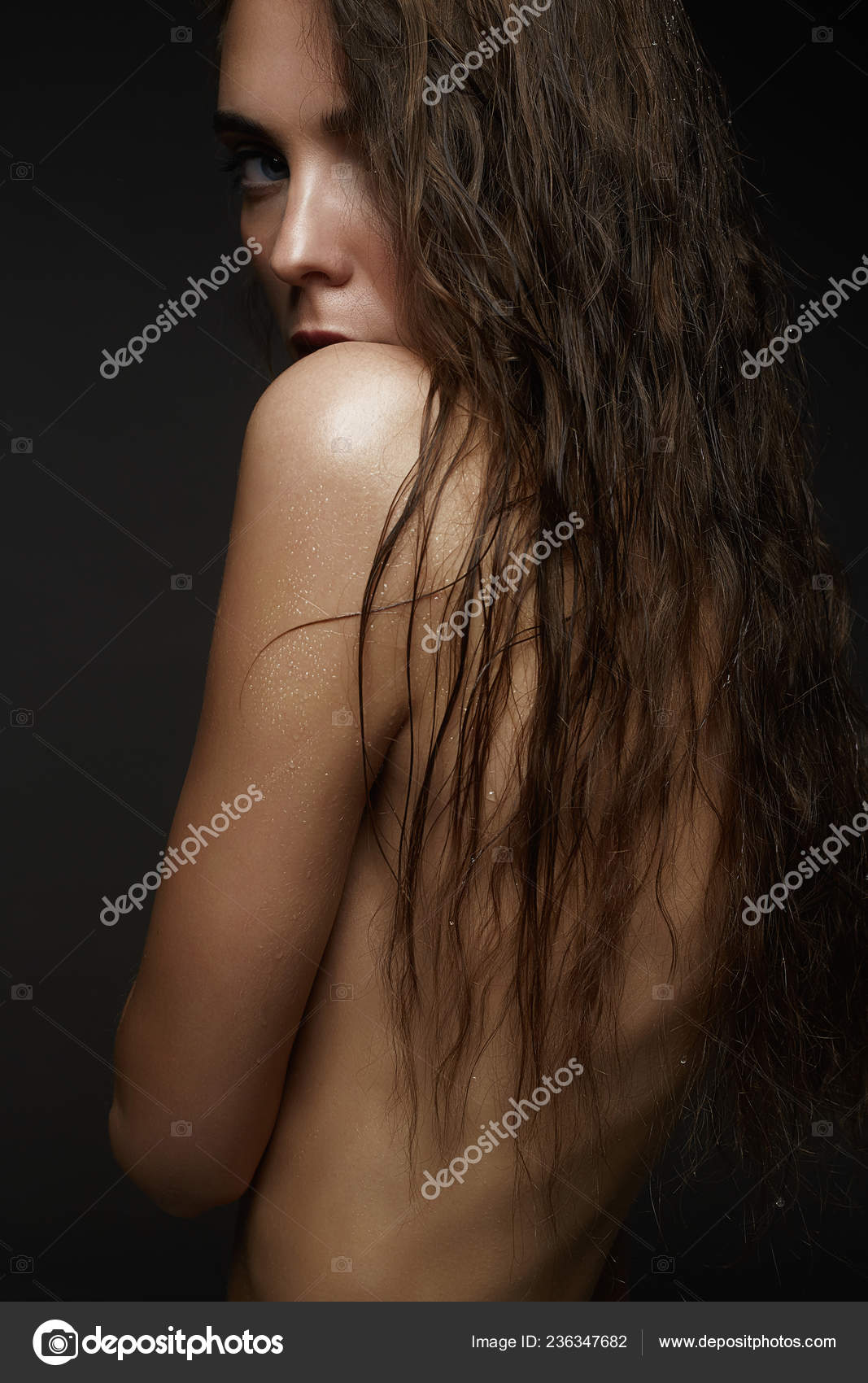 濡れ全裸 濡れている裸の女性を驚くほどです セクシーな美しい髪と濡れた体を持つ若い女性 お風呂の後の美しさの少女 — ストック写真 © EugenePartyzan #236347682