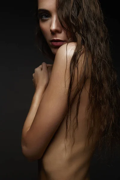 濡れている裸の女性を驚くほどです セクシーな美しい髪と濡れた体を持つ若い女性 お風呂の後の美しさの少女 — ストック写真