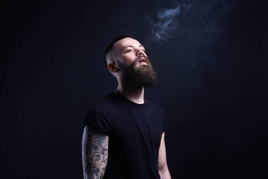 yakışıklı vahşi adam duman sakallı. Hipster tattoed çocuk. nargile