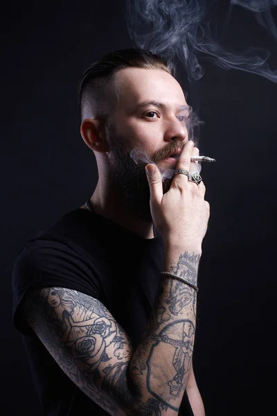 Knappe Brutale Baardrokende Man Hipster Tattoed Jongen Met Sigaret — Stockfoto