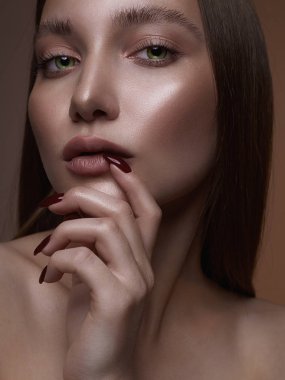bronz ten güzel kadın yüzü. güzel makyaj ile şehvetli inanılmaz modeli kız. Güzellik moda portre. ıslak makyaj