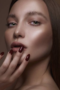 bronz ten güzel kadın yüzü. güzel makyaj ile şehvetli inanılmaz modeli kız. Güzellik moda portre. ıslak makyaj