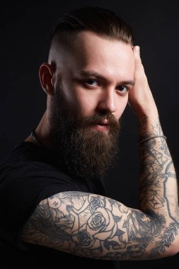Şık saç kesimi ve dövme çocuk. yakışıklı adam, Tattoed hipster sakallı.