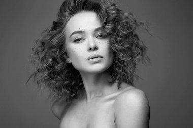 Güzel ve genç birbayan. şaşırtıcı kıvırcık kız. saç frizzle