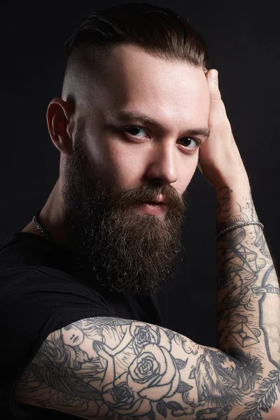 Fiú Tetoválás Stílusos Hajvágás Jóképű Férfi Tattoed Szakállas Csípő — Stock Fotó
